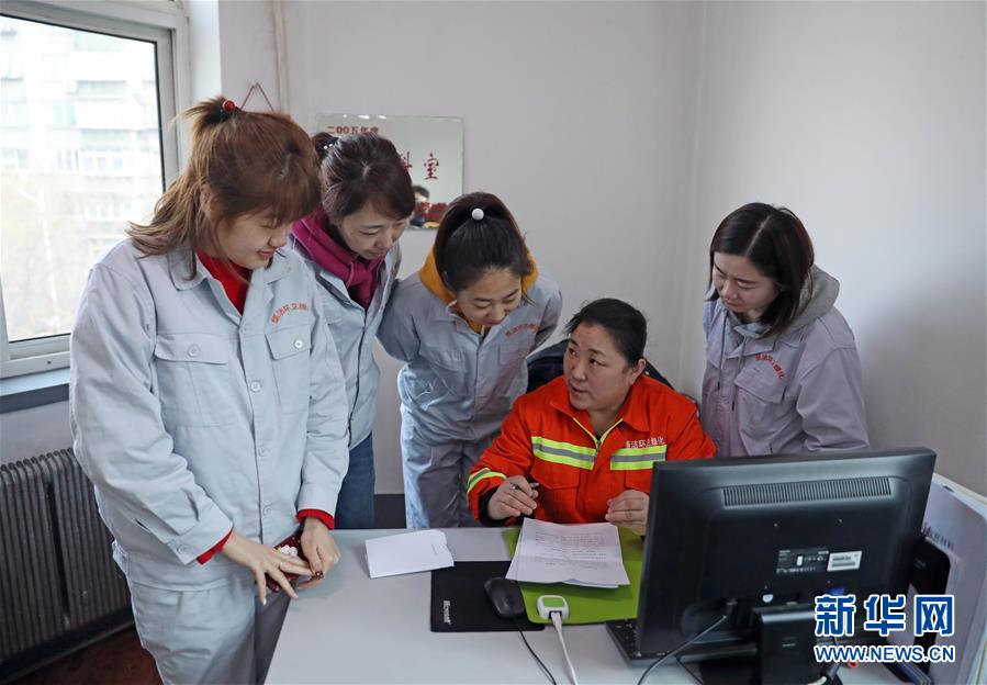 (新春走基層·代表委員履職)(2)馬路牙子上當(dāng)代表——環(huán)衛(wèi)工人莊艷的履職故事