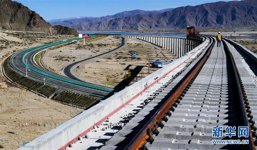 （兩會(huì)前夕看落實(shí)&middot;圖文互動(dòng)）（3）格?；ㄩ_ 幸福路寬&mdash;&mdash;西藏落實(shí)習(xí)近平總書記全國(guó)兩會(huì)重要講話精神紀(jì)實(shí)