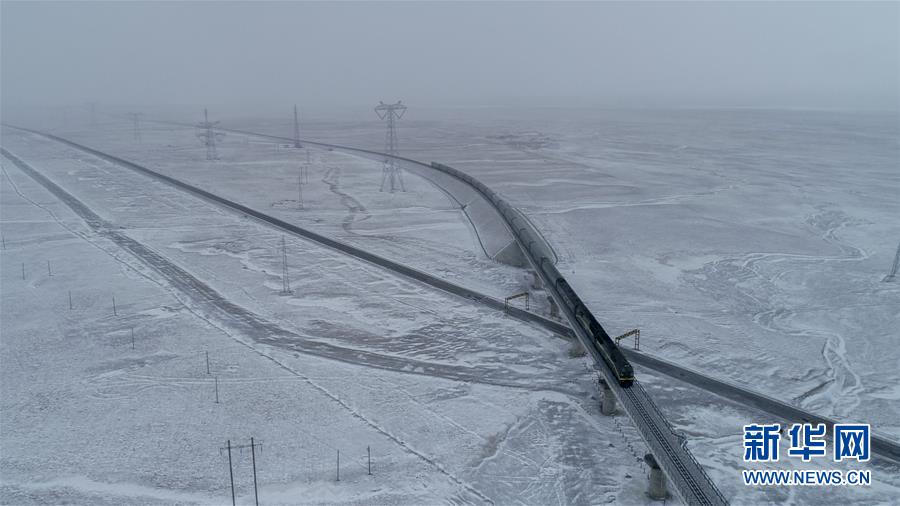 (新華全媒頭條·圖文互動(dòng))(1)他們是比鋼鐵還硬的漢子——天路之巔看不見的“軌枕”