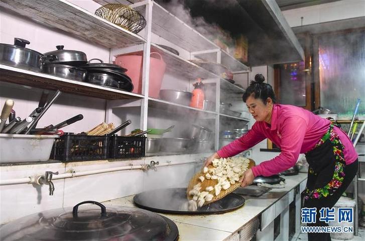 （在習(xí)近平新時(shí)代中國特色社會主義思想指引下&mdash;&mdash;新時(shí)代新作為新篇章&middot;圖文互動）（6）三年，從無名小屯到聲名遠(yuǎn)播&mdash;&mdash;這個(gè)&ldquo;雪鄉(xiāng)&rdquo;是如何做到的？