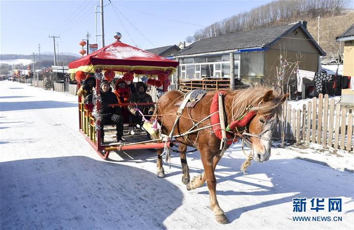 （在習(xí)近平新時(shí)代中國特色社會主義思想指引下&mdash;&mdash;新時(shí)代新作為新篇章&middot;圖文互動）（4）三年，從無名小屯到聲名遠(yuǎn)播&mdash;&mdash;這個(gè)&ldquo;雪鄉(xiāng)&rdquo;是如何做到的？
