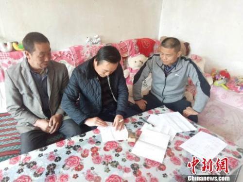 資料圖：圖為扶貧隊(duì)伍進(jìn)貧困戶里，給貧困戶宣講政策?！＄娦?攝