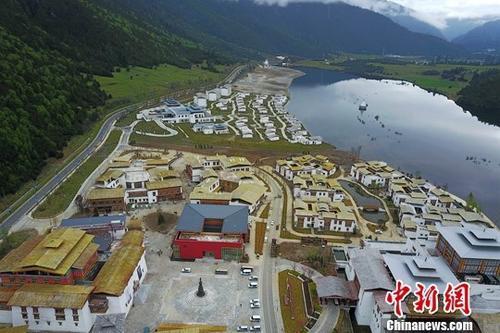 資料圖：初夏的西藏林芝魯朗小鎮(zhèn)美輪美奐。<a target='_blank' ><p  align=
