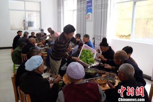 資料圖：社會福利中心吃飯的老人們。徐學(xué)練 攝。