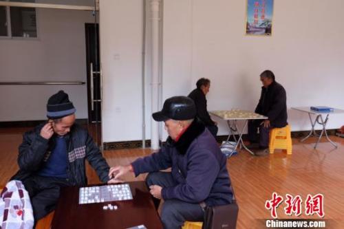 資料圖：老人們在下棋。徐學(xué)練 攝。