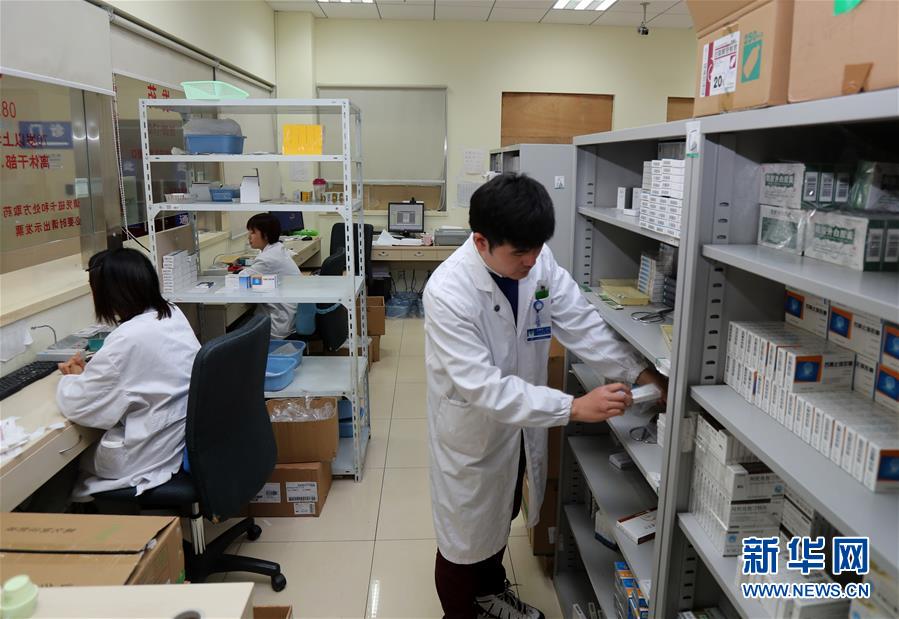 （新華全媒頭條&middot;圖文互動）（1）一粒藥片牽動萬人心，藥品集中采購給你我省了多少？