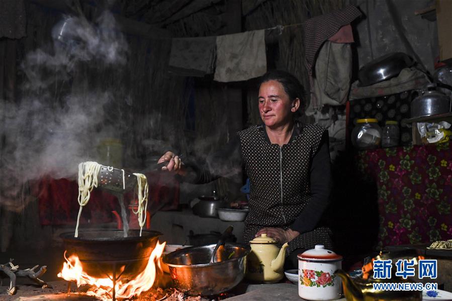 （新華全媒頭條&middot;圖文互動）（5）一步千年，&ldquo;最后的沙漠部落&rdquo;遷入新家園