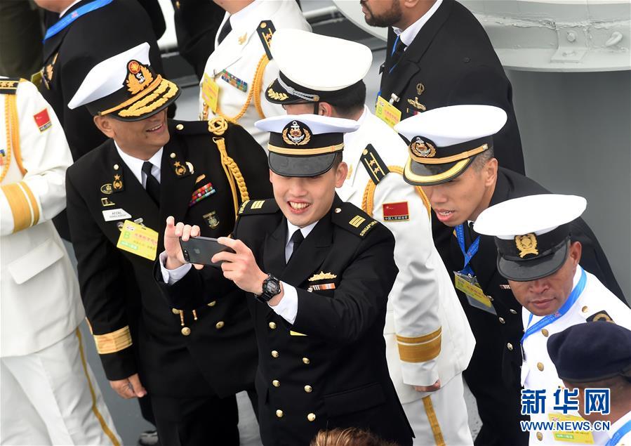 (新華全媒頭條·人民海軍70年·圖文互動(dòng))(15)奏響新時(shí)代海上和平樂(lè)章——人民海軍成立70周年海上閱兵活動(dòng)紀(jì)實(shí)
