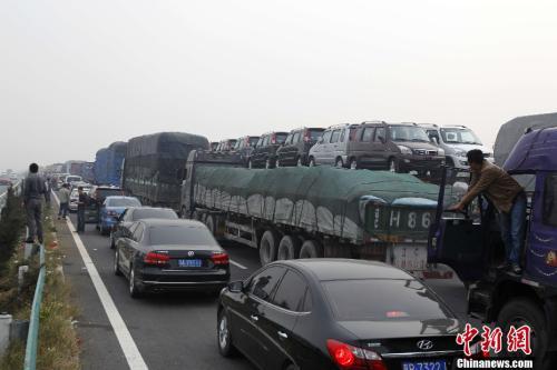 資料圖：高速擁堵不堪。<a target='_blank' ><p  align=