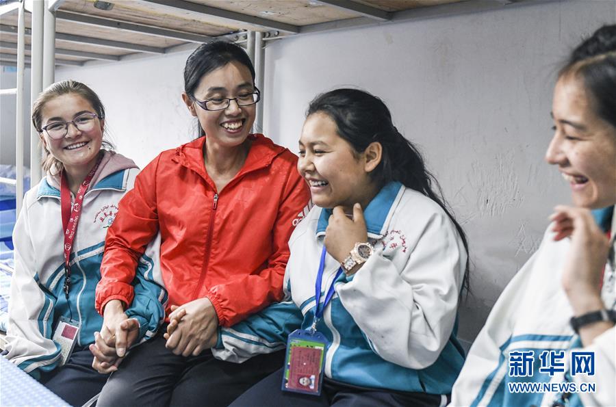 (新華全媒頭條·圖文互動(dòng))(5)大漠小城的別樣青春——記內(nèi)地青年學(xué)子扎根新疆且末教書(shū)育人