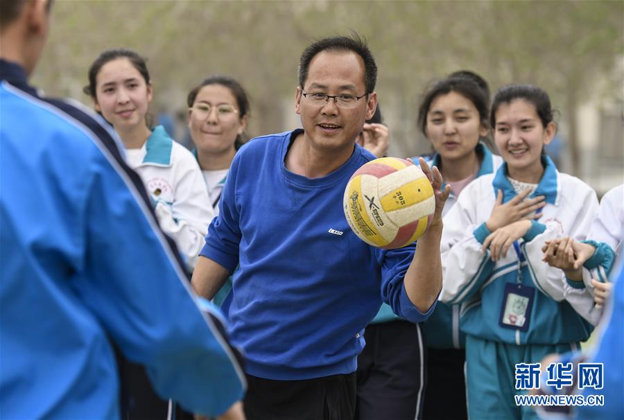 (新華全媒頭條·圖文互動(dòng))(6)大漠小城的別樣青春——記內(nèi)地青年學(xué)子扎根新疆且末教書(shū)育人