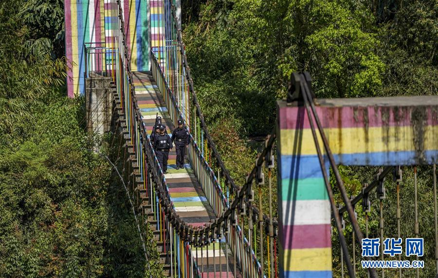 （愛(ài)國(guó)情 奮斗者&middot;圖文互動(dòng)）（2）警民情深&mdash;&mdash;記云南貢山縣獨(dú)龍江鄉(xiāng)邊境派出所