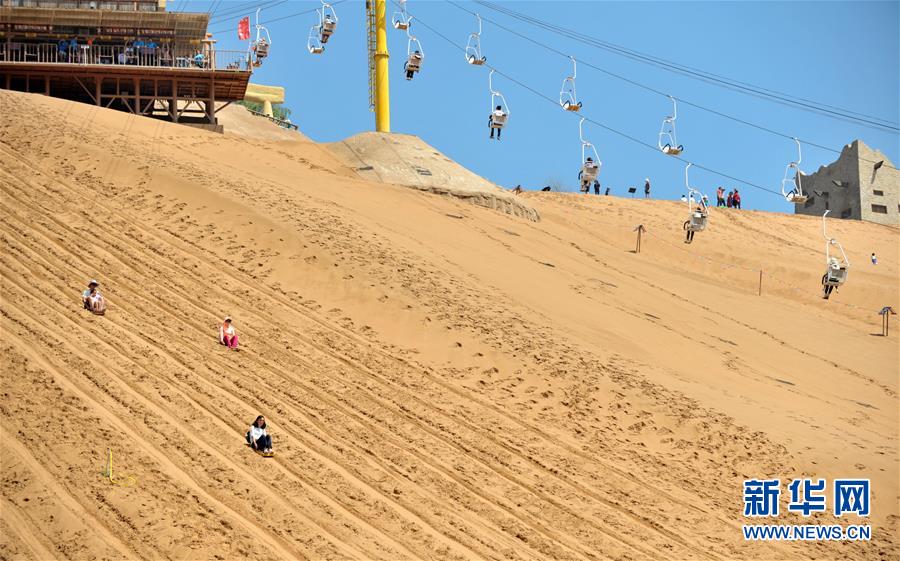 (權威訪談·聚焦中國經濟亮點·圖文互動)(7)防治土地荒漠化 推動綠色發(fā)展——專訪國家林業(yè)和草原局副局長劉東生