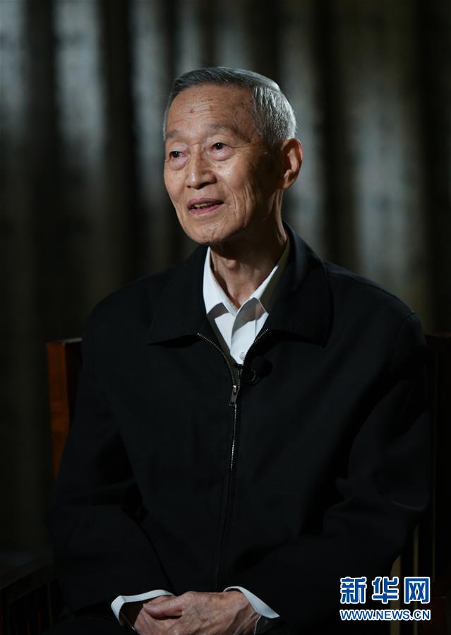 (新華全媒頭條·時(shí)代先鋒·圖文互動(dòng))(1)傳奇的英雄 無(wú)悔的忠誠(chéng)——記刑偵痕跡檢驗(yàn)專(zhuān)家崔道植