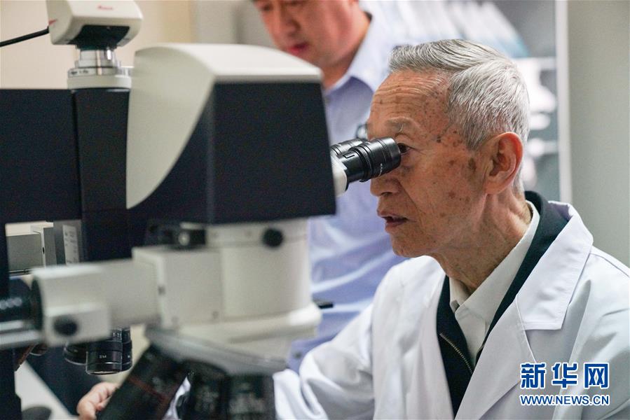 (新華全媒頭條·時(shí)代先鋒·圖文互動(dòng))(3)傳奇的英雄 無(wú)悔的忠誠(chéng)——記刑偵痕跡檢驗(yàn)專(zhuān)家崔道植