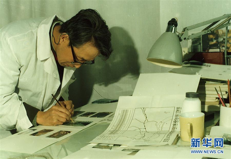 (新華全媒頭條·時(shí)代先鋒·圖文互動(dòng))(11)傳奇的英雄 無(wú)悔的忠誠(chéng)——記刑偵痕跡檢驗(yàn)專(zhuān)家崔道植