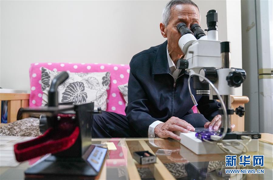 （新華全媒頭條&middot;時(shí)代先鋒&middot;圖文互動(dòng)）（6）傳奇的英雄 無(wú)悔的忠誠(chéng)&mdash;&mdash;記刑偵痕跡檢驗(yàn)專(zhuān)家崔道植
