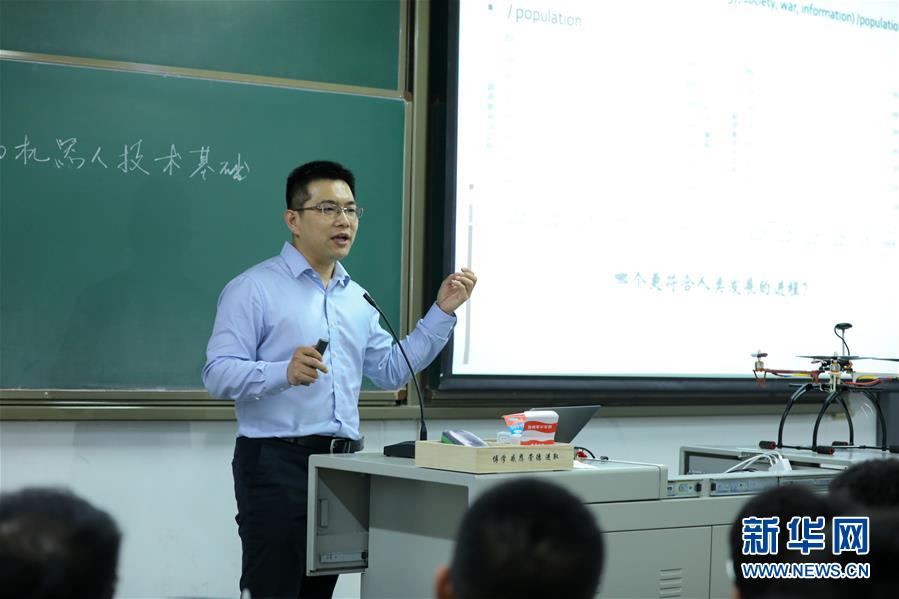 （圖文互動）（1）心懷藍天　逐夢云霄&mdash;&mdash;記天津大學教授、一飛智控創(chuàng)始人齊俊桐