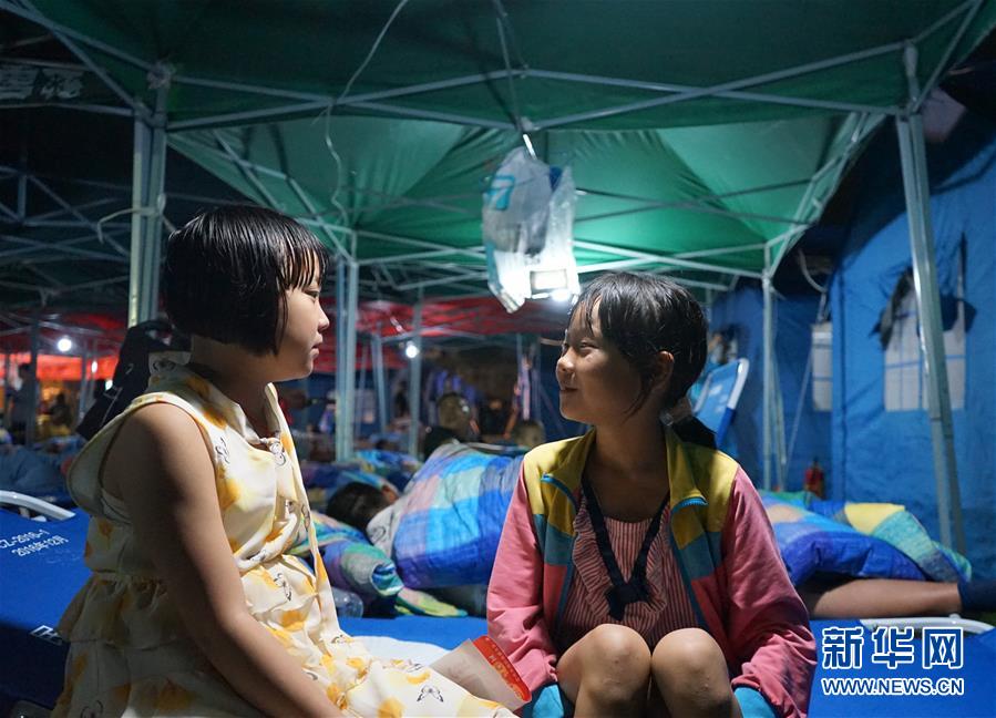 （長寧地震&middot;圖文互動(dòng)）（1）夜訪雙河中學(xué)安置點(diǎn)