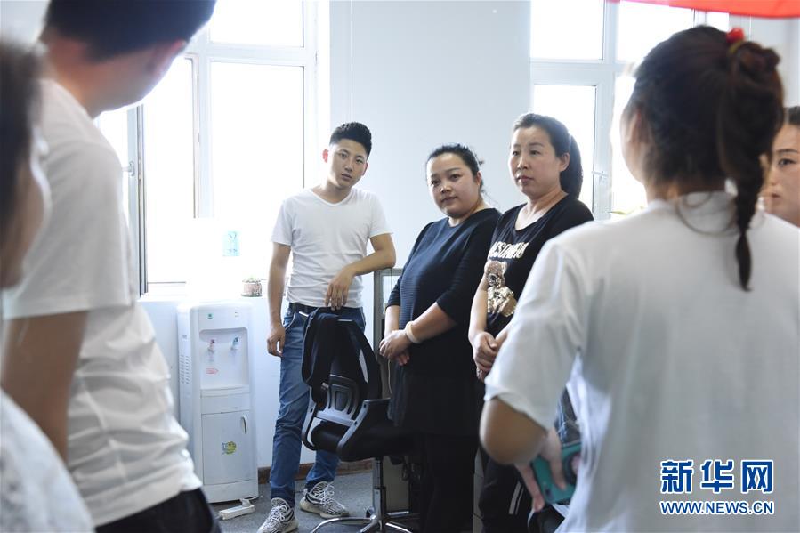 (在習(xí)近平新時(shí)代中國特色社會(huì)主義思想指引下——新時(shí)代新作為新篇章·圖文互動(dòng))(1)生長(zhǎng)在“云”上的“小鎮(zhèn)青年”——東北偏遠(yuǎn)小城發(fā)展新興產(chǎn)業(yè)吸引年輕人回流