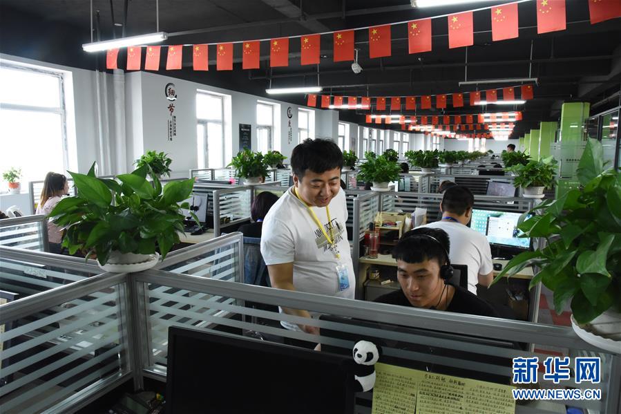 (在習(xí)近平新時(shí)代中國特色社會(huì)主義思想指引下——新時(shí)代新作為新篇章·圖文互動(dòng))(3)生長(zhǎng)在“云”上的“小鎮(zhèn)青年”——東北偏遠(yuǎn)小城發(fā)展新興產(chǎn)業(yè)吸引年輕人回流