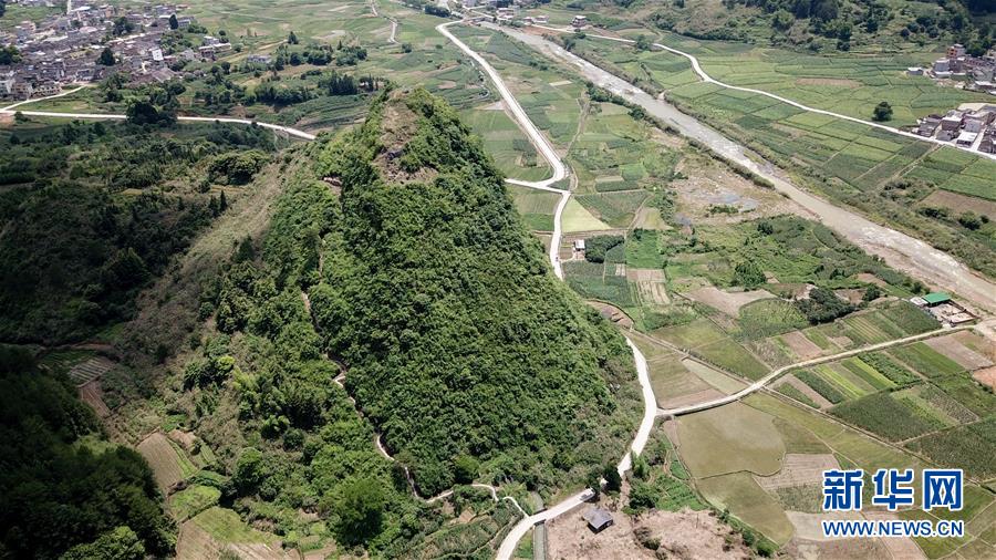 （壯麗70年&middot;奮斗新時(shí)代&mdash;&mdash;記者再走長征路&middot;圖文互動(dòng)）（1）永恒祭奠：他們，倒在了第二道封鎖線上