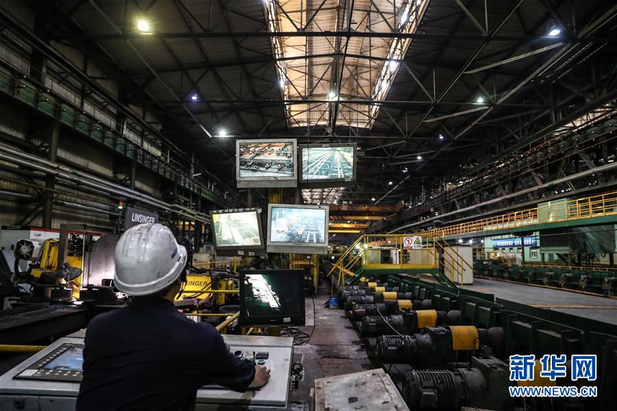 (新華全媒頭條·圖文互動(dòng))(5)一曲壯麗的鋼鐵史詩(shī)——鞍鋼與共和國(guó)風(fēng)雨同行70載實(shí)錄