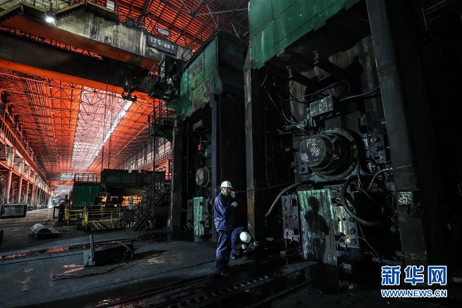 (新華全媒頭條·圖文互動(dòng))(8)一曲壯麗的鋼鐵史詩(shī)——鞍鋼與共和國(guó)風(fēng)雨同行70載實(shí)錄