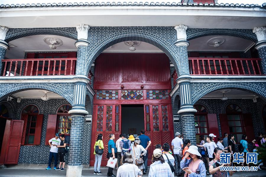 （壯麗70年&middot;奮斗新時(shí)代&mdash;&mdash;記者再走長(zhǎng)征路&middot;圖文互動(dòng)）（1）歷史在這里轉(zhuǎn)折：探訪(fǎng)遵義會(huì)議會(huì)址