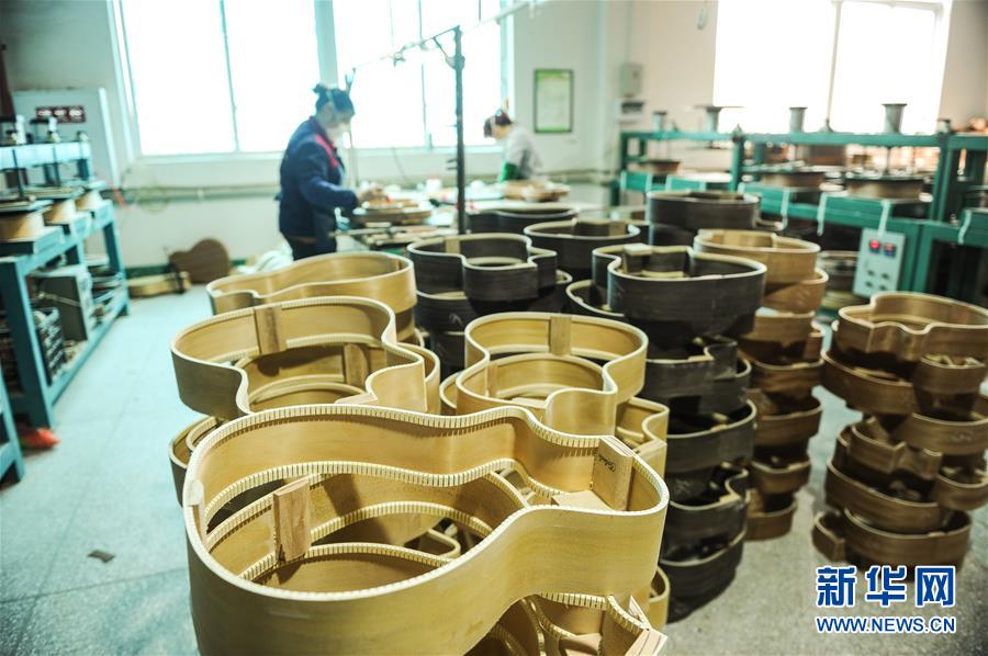 (在習(xí)近平新時代中國特色社會主義思想指引下——新時代新作為新篇章·圖文互動)(4)貴州正安:吉他奏響發(fā)展“神曲”