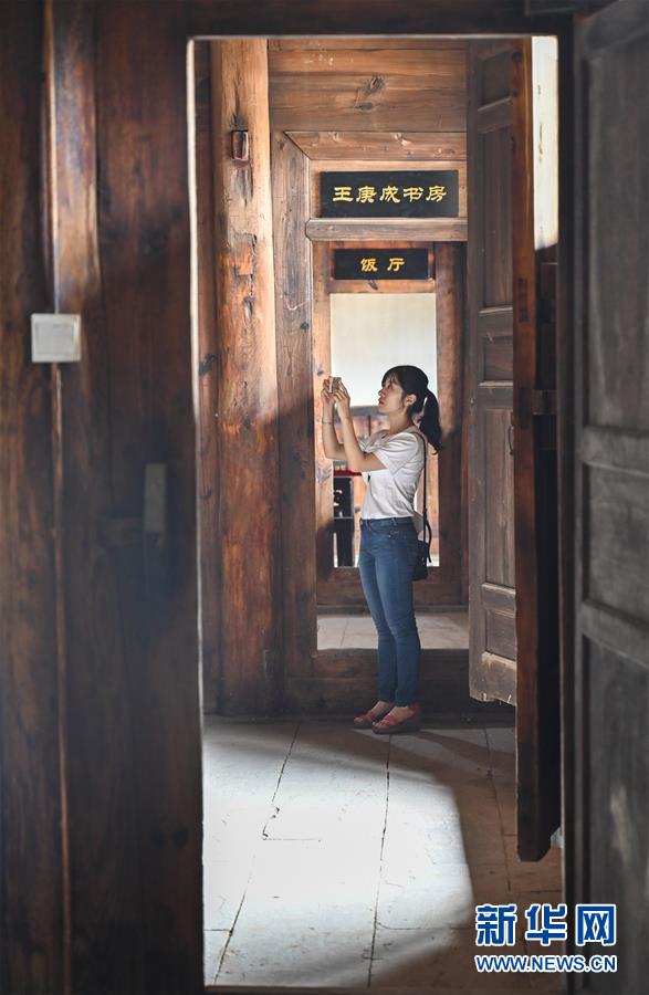 (壯麗70年·奮斗新時代——記者再走長征路·圖文互動)(3)一塊懷表的革命傳承:給王良將軍的一封信