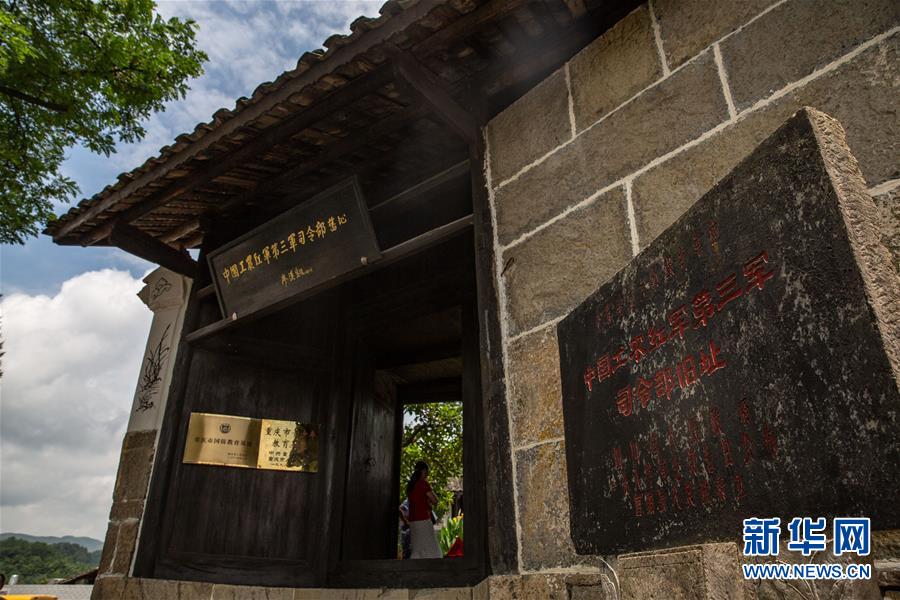 （壯麗70年&middot;奮斗新時(shí)代&mdash;&mdash;記者再走長(zhǎng)征路&middot;圖文互動(dòng)）（1）手捧棉被憶紅軍：走了那么多年，我們都念他們的好