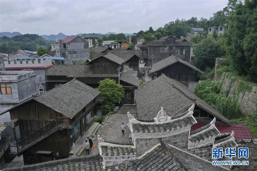 （壯麗70年&middot;奮斗新時(shí)代&mdash;&mdash;記者再走長(zhǎng)征路&middot;圖文互動(dòng)）（3）手捧棉被憶紅軍：走了那么多年，我們都念他們的好