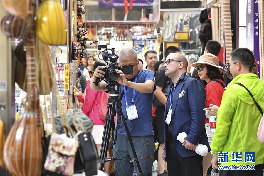 (圖文互動(dòng))(4)24國(guó)媒體記者探訪新疆 感受社會(huì)穩(wěn)定民生改善 認(rèn)可去極端化成就