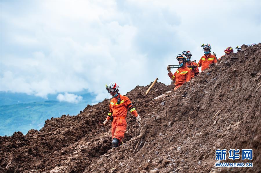 （新華全媒頭條&middot;圖文互動(dòng)）（3）有一絲希望，就盡百倍努力&mdash;&mdash;貴州水城&ldquo;7&middot;23&rdquo;特大山體滑坡72小時(shí)救援紀(jì)實(shí)