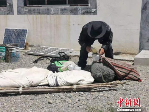 圖為黨確桑布展示以前巡邊時(shí)要帶的東西。 謝藝觀 攝