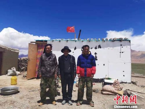 圖為黨確桑布和兩個(gè)兒子。 謝藝觀 攝