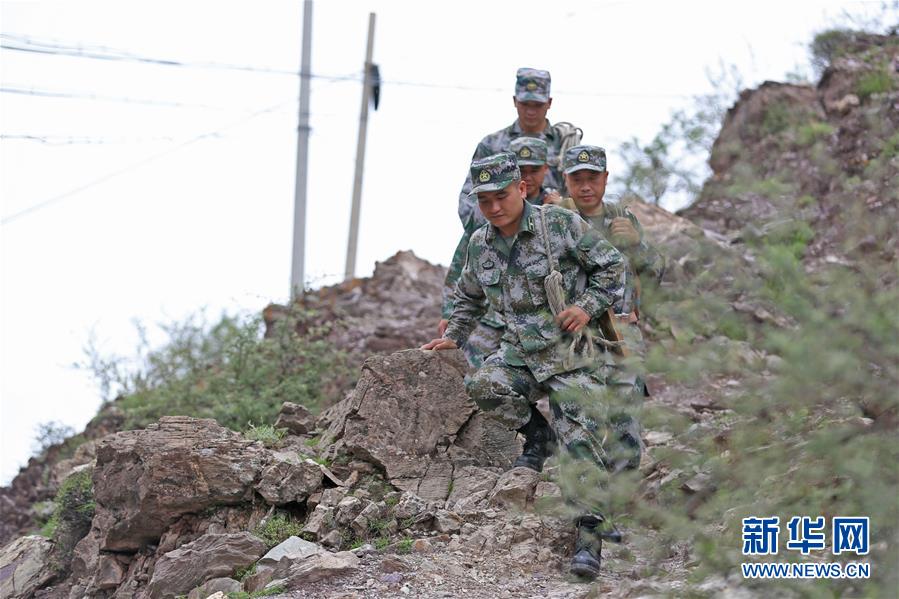 (圖文互動(dòng))(1)高原上的“拴心石”——記某信息通信基地四營(yíng)五連連長(zhǎng)翁春芳