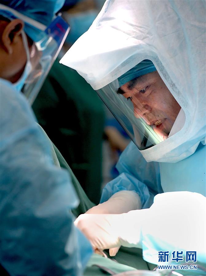 （中國(guó)網(wǎng)事&middot;感動(dòng)2019&middot;圖文互動(dòng)）（3）為艾滋病患者主刀的醫(yī)生馮秀嶺：每個(gè)生命都值得尊重