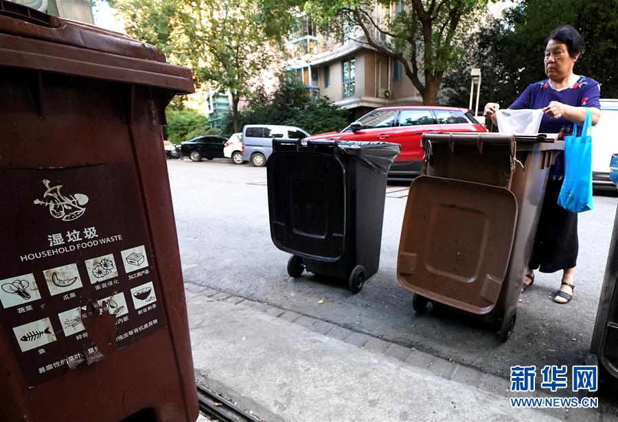 （新華視點(diǎn)&middot;圖文互動(dòng)）（1）上海垃圾分類(lèi)&ldquo;滿(mǎn)月&rdquo;：&ldquo;拎得清&rdquo;了，&ldquo;守得住&rdquo;么？