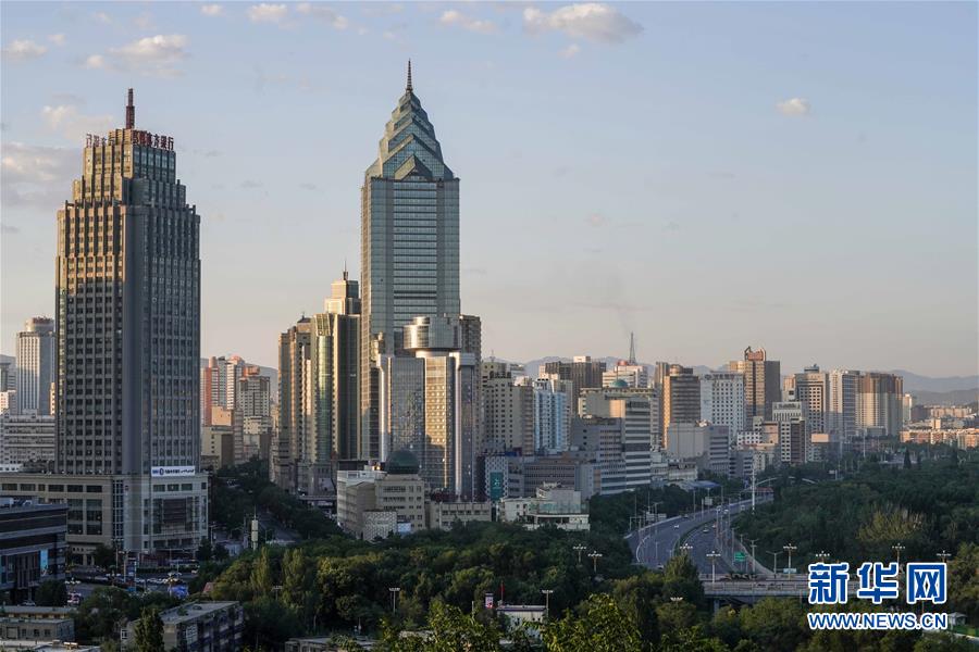 （壯麗70年&middot;奮斗新時(shí)代&mdash;&mdash;共和國發(fā)展成就巡禮&middot;圖文互動(dòng)）（1）旭日映天山　邊疆展新顏&mdash;&mdash;新中國成立70年新疆改革發(fā)展巡禮