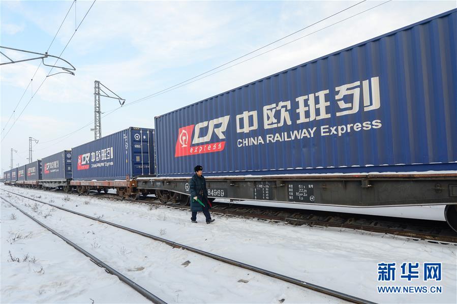 （壯麗70年&middot;奮斗新時(shí)代&mdash;&mdash;共和國發(fā)展成就巡禮&middot;圖文互動(dòng)）（12）旭日映天山　邊疆展新顏&mdash;&mdash;新中國成立70年新疆改革發(fā)展巡禮