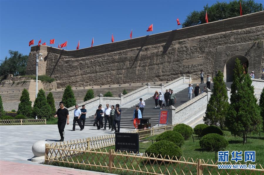 (壯麗70年·奮斗新時(shí)代——記者再走長征路·圖文互動(dòng))(1)紅旗漫卷西風(fēng)——重訪將臺(tái)堡長征會(huì)師地