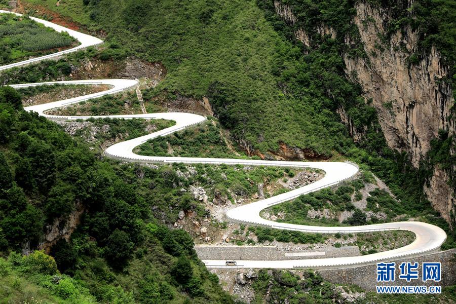 （在習(xí)近平新時(shí)代中國特色社會(huì)主義思想指引下&mdash;&mdash;新時(shí)代新作為新篇章&middot;總書記關(guān)心的百姓身邊事&middot;圖文互動(dòng)）（2）&ldquo;四好農(nóng)村路&rdquo;：通向幸福，通向遠(yuǎn)方