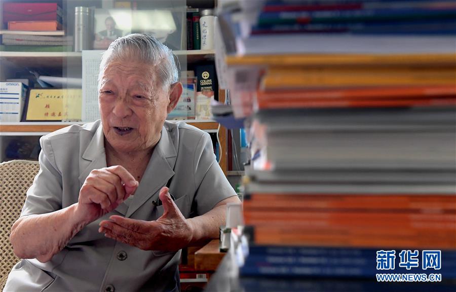 （愛國者 奮斗情&middot;圖文互動）（3）用醫(yī)術(shù)和道德守護&ldquo;光明&rdquo;&mdash;&mdash;全國道德模范99歲眼科專家張效房的人生軌跡 