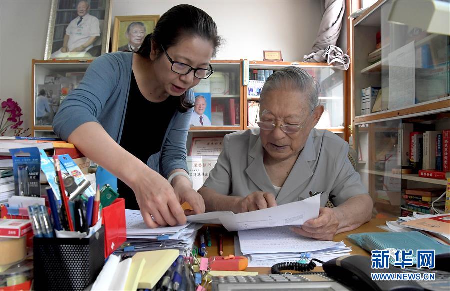 （愛國者 奮斗情&middot;圖文互動）（4）用醫(yī)術(shù)和道德守護&ldquo;光明&rdquo;&mdash;&mdash;全國道德模范99歲眼科專家張效房的人生軌跡 