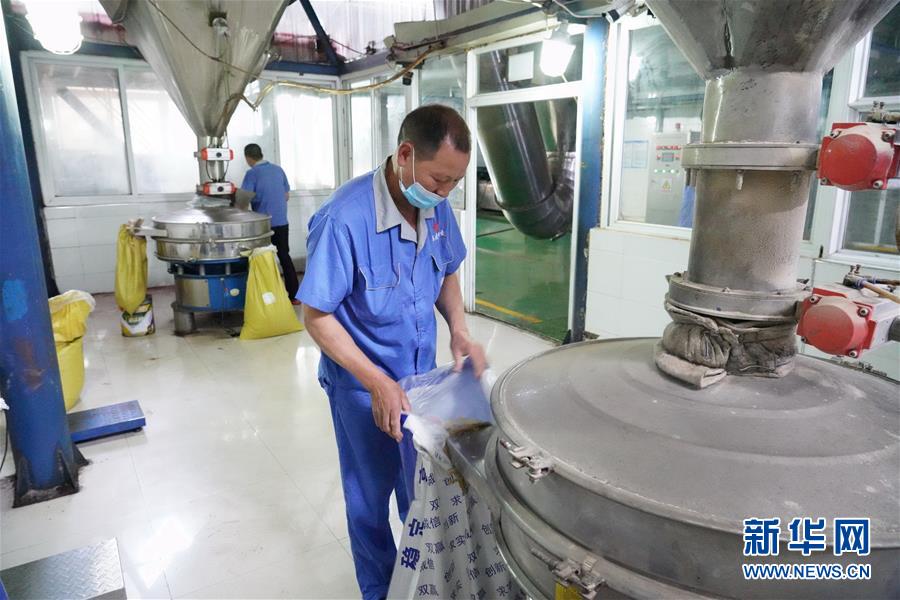 （在習(xí)近平新時(shí)代中國(guó)特色社會(huì)主義思想指引下&mdash;&mdash;新時(shí)代新作為新篇章&middot;總書記關(guān)心的百姓身邊事&middot;圖文互動(dòng)）（2）大污染變身&ldquo;大寶藏&rdquo;：治理畜禽糞污，他們這樣干！