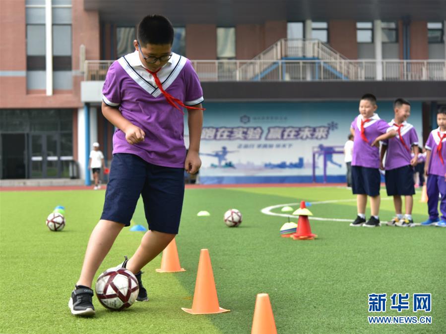 （體育&middot;圖文互動）（2）（在習(xí)近平新時代中國特色社會主義思想指引下&mdash;&mdash;新時代新作為新篇章&middot;總書記關(guān)心的百姓身邊事）奔跑吧，少年！&mdash;&mdash;體育讓孩子們插上強壯的翅膀（配本社同題文字稿）