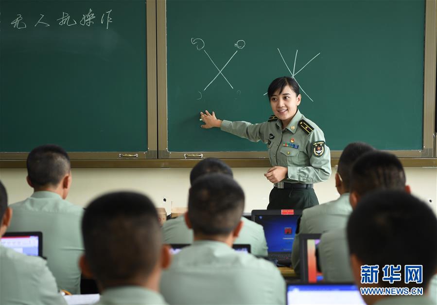 (圖文互動(dòng))(2)歷史的見證——陸軍邊海防學(xué)院維吾爾族女講師其曼古力一家三代守疆固邊記事