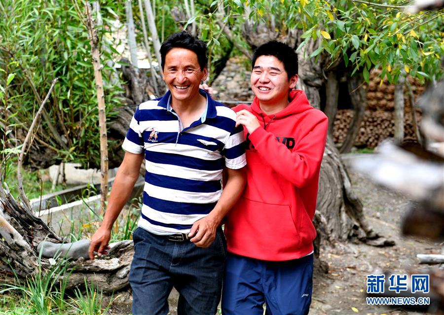 （在習(xí)近平新時(shí)代中國(guó)特色社會(huì)主義思想指引下&mdash;&mdash;新時(shí)代新作為新篇章&middot;總書記關(guān)心的百姓身邊事&middot;圖文互動(dòng))（3）&ldquo;我走進(jìn)大山，是為了讓你走出大山&rdquo;&mdash;&mdash;大學(xué)生支教故事